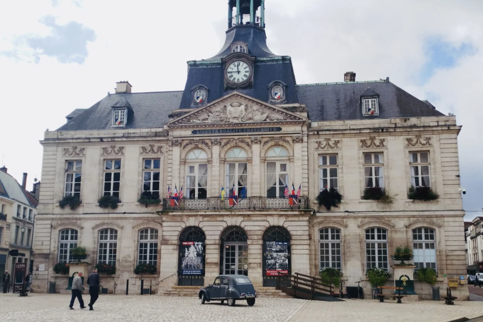 Image of the city hall of Chaumont
